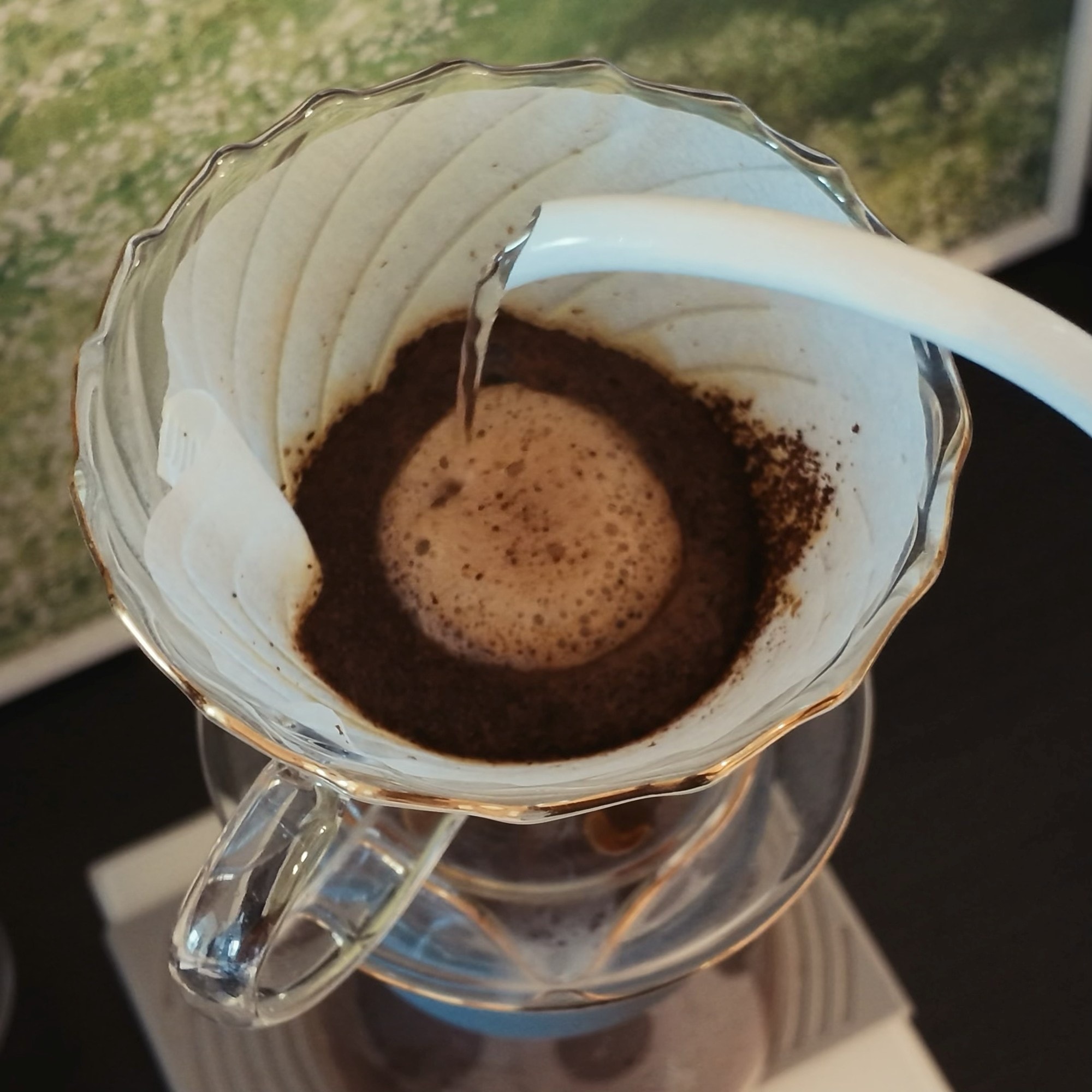 手冲咖啡,热水注入滤杯里的咖啡粉